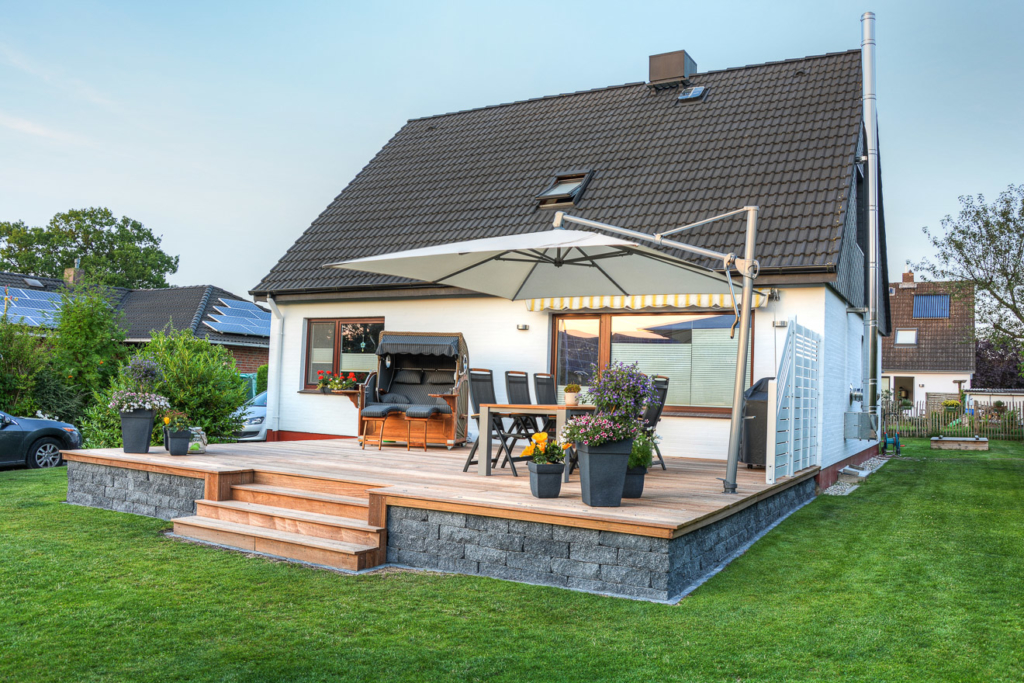 Auf einer großen Terrasse findet auch ein Strandkorb Platz