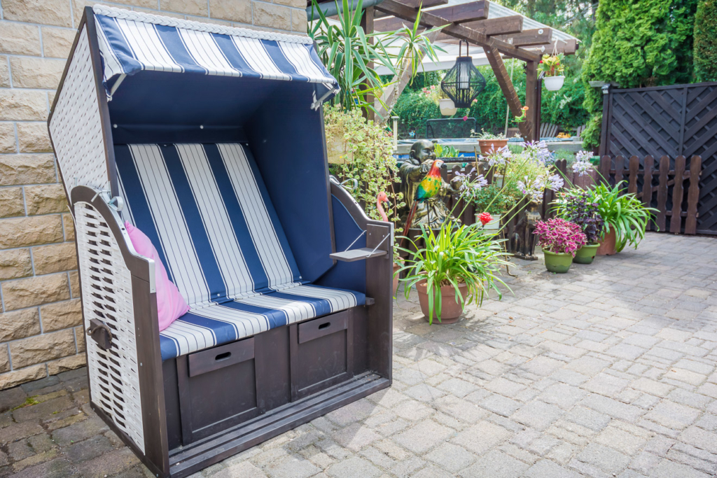 Strandkorb in liebevoll geschmücktem Garten